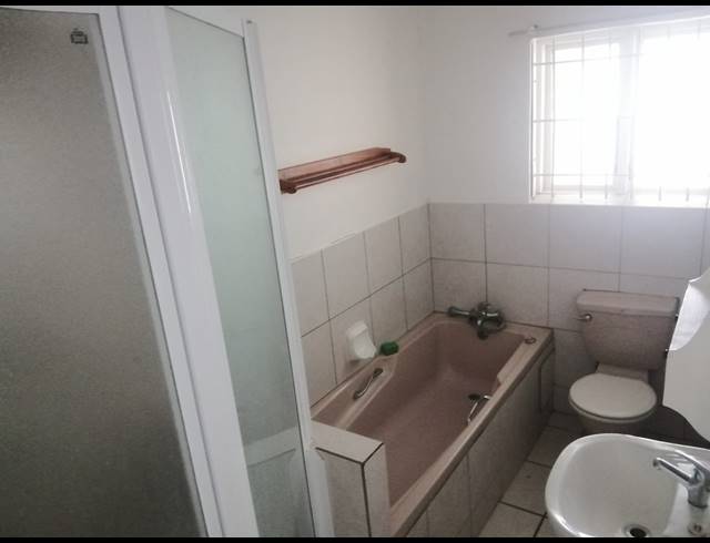 2 BEDROOM FLAT RENTED IN ATHLONE PARK